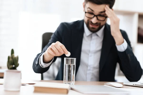 The man is getting ready to drink medicine. — Stock Photo, Image