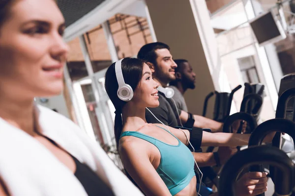 La gente vino al gimnasio y entrenaron juntos.. — Foto de Stock