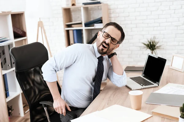 O homem virou-se e sentiu uma dor intensa no pescoço. — Fotografia de Stock