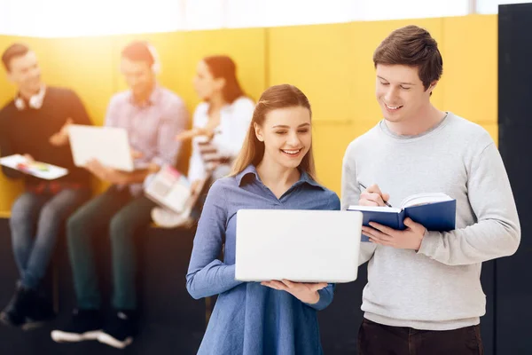 Chica muestra algo a chico mientras ella toma notas. — Foto de Stock