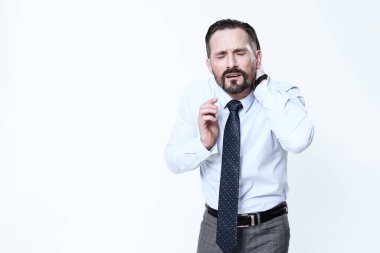 Beyazlı bir adam ve boyun ağrısı çekiyor..