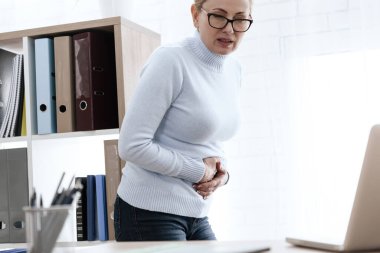 Beyaz bir kadının midesi ağrıyor..