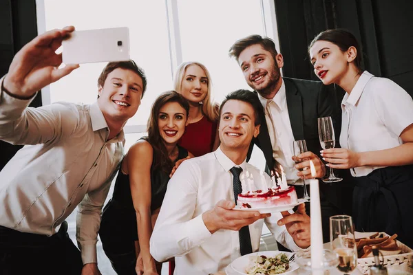 Amigos tirar uma selfie para lembrar amigo aniversário. — Fotografia de Stock