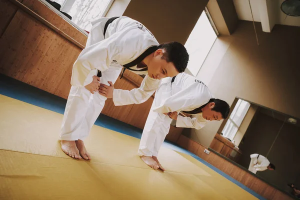 Dois estudantes de artes marciais treinando fazendo karatê. — Fotografia de Stock