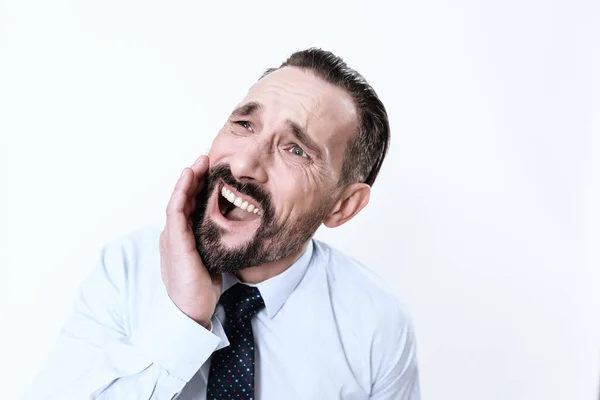 Een man in een shirt en stropdas staat op wit. — Stockfoto