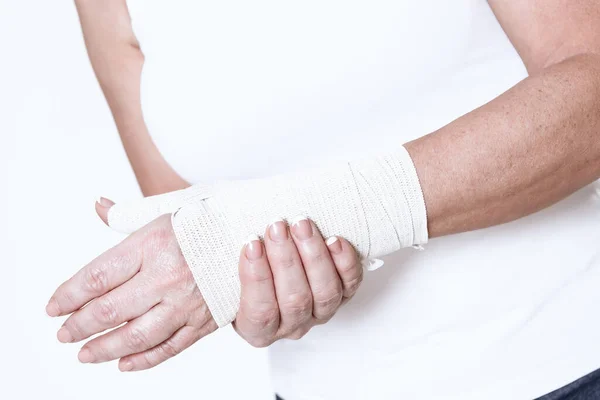 Kvinnlig hand med upprullat handtag på en öm handled — Stockfoto