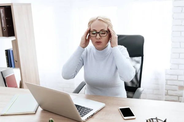 Una mujer morena tiene dolor de cabeza. — Foto de Stock