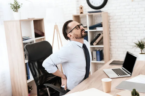 O homem de camisa sentiu forte dor nas costas no trabalho. — Fotografia de Stock