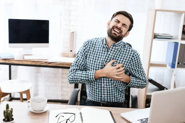 Mann fasste sich ein Herz und verspürt starke Schmerzen. — Stockfoto