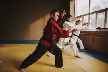 Karate oyuncuları rakiplerine saldırmanın yollarını gösterirler.