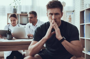 İki doktor bir masada oturuyor ve çalışıyor..