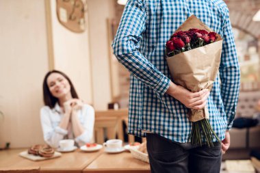 Modern Kafeteryada Genç Çiftin Randevusu Var.