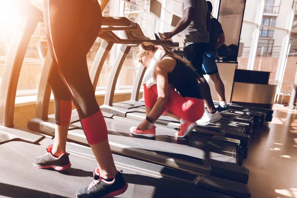 Gente en cintas de correr entrenan juntos en el gimnasio. —  Fotos de Stock