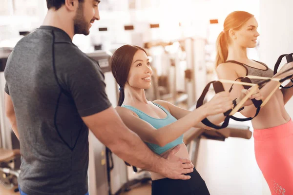 Athletic girl shakes the body in the gym. — Stock Photo, Image