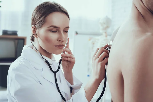 Mulher médico escuta atentamente a paciente. — Fotografia de Stock