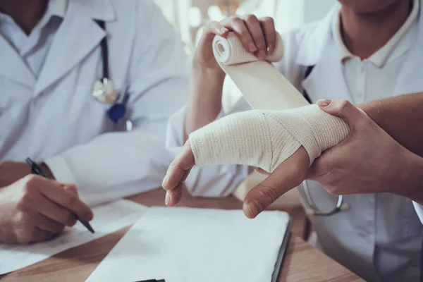 Dokter zachtjes terugspoelt de man hand. — Stockfoto