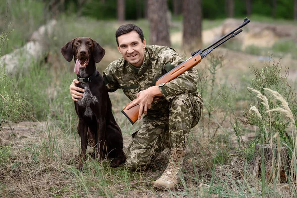 Feliz propietario de puntero perro cazador con escopeta. — Foto de Stock