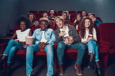 Neşeli adamlar birlikte film izliyorlar.. 