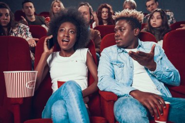 Sinemada kadın yüksek sesle konuşur.. 