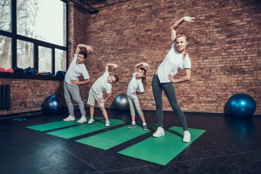 Genç bir aile paspaslarda ısınıyor.. 