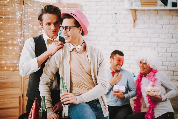 El hombre coquetea con otro hombre en un sombrero rosa. — Foto de Stock