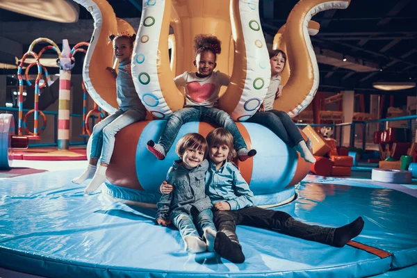 Crianças se divertindo juntas no parque de diversões. — Fotografia de Stock