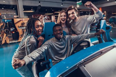 Genç çiftler oyun odasına eğlenmeye geldi.. 