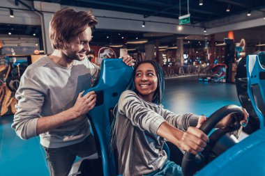 Bir adam bir kadına bakar ve o çalarken gülümser..