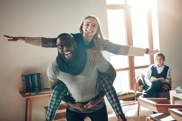 Homem piggybacking menina alegre como avião. — Fotografia de Stock