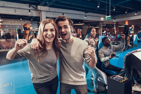 Un homme et une fille s'embrassent alors qu'ils sont debout dans la salle de jeux. — Photo