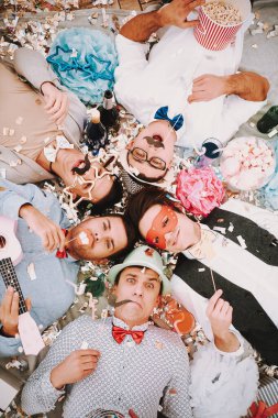 Geyler partide konfetiyle daireler çiziyor..