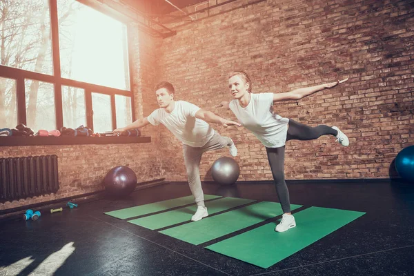 Muž a žena dělá gymnastiku v tělocvičně. — Stock fotografie