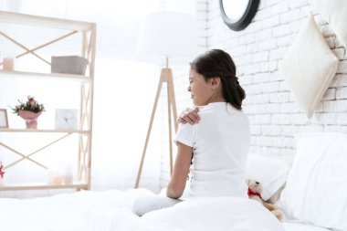 Omzunu tutan kız acıtıyor..