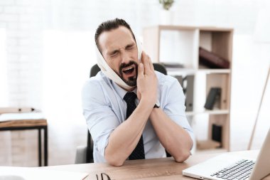 Kafasında bandaj olan bir adam acı çeker.. 