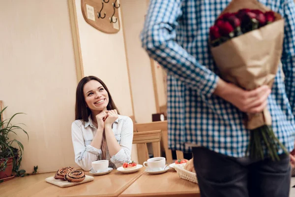 Glückliches junges Paar hat Date in moderner Cafeteria. — Stockfoto