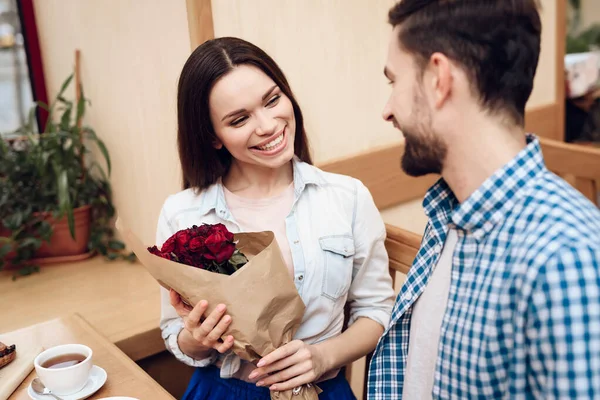 Modern Kafeteryada Genç Çiftin Randevusu Var.