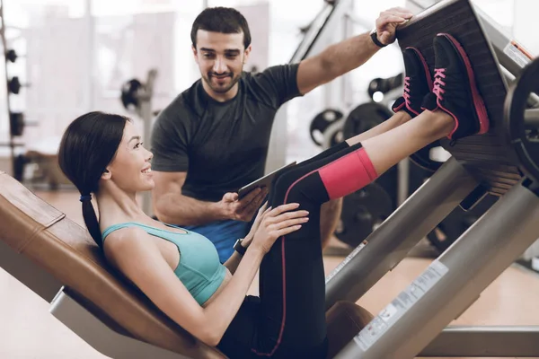 Entrenador ayuda a deportista en el ejercicio. — Foto de Stock