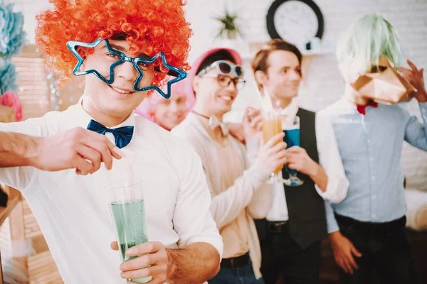 파티에서 화려 한 칵테일을 마시는게이들. — 스톡 사진