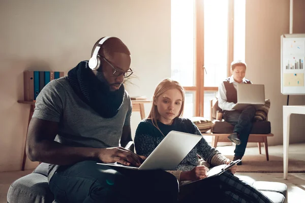 Multi-etnische groep van mensen lanceren startup — Stockfoto