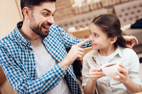 Padre con Hija Comiendo Pasteles en Cafetería. — Foto de Stock