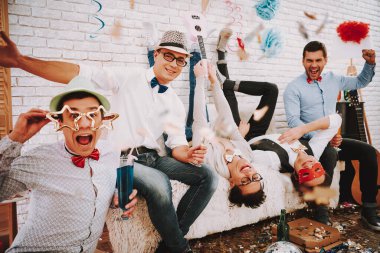 Eşcinseller partide kanepede şakacı bir şekilde poz verirler..