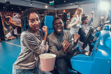 Afrikalı Amerikalı erkek kız arkadaşıyla seviniyor.