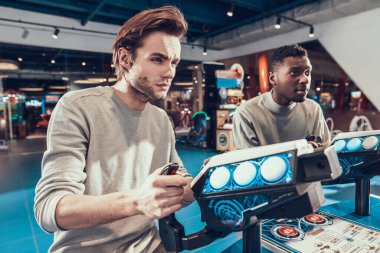 Havalı saç stili olan adam joystick 'in arkasında duruyor..