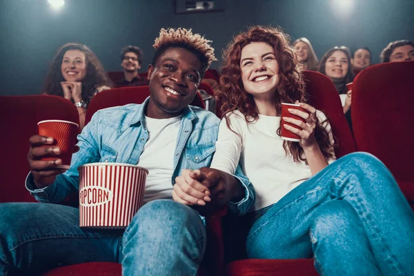 Закохана пара дивиться фільм у кінотеатрі . — стокове фото