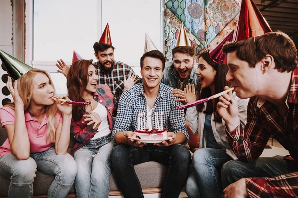 친구들이 집에서 생일 파티를 하고 있습니다. — 스톡 사진