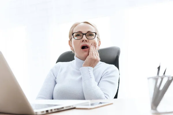 Woman opened her mouth and feels strong toothache. — Stock Photo, Image