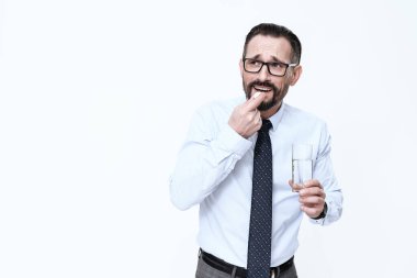 Beyaz bir arka planda duran bir adam.