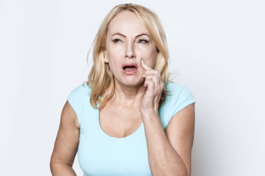 Ağzı açık hasta kız dişlerinde ağrı hissediyor..