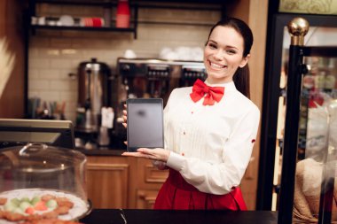 Modern Fırın 'da Tablet Kullanan Gülümseyen Kadın.
