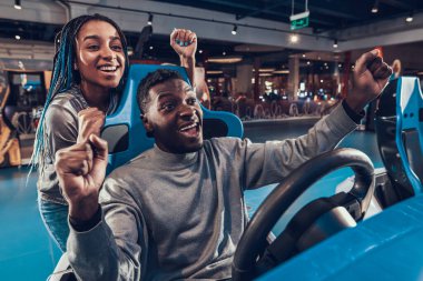 Kadın ve erkek eğlence merkezinde eğleniyor.